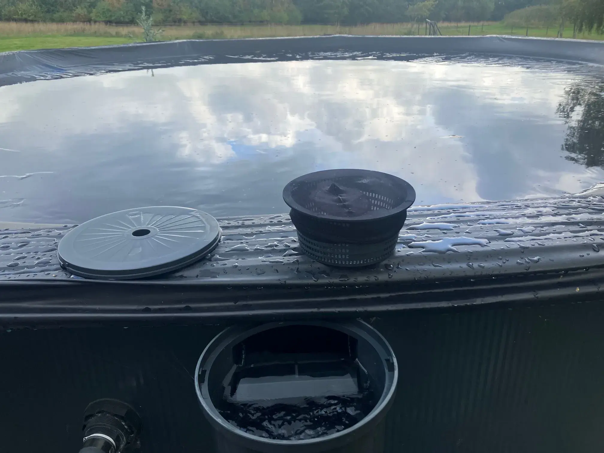 Åben skimmer på poolen med låg, skimmerkurv og en frisk nylonstrømpe.