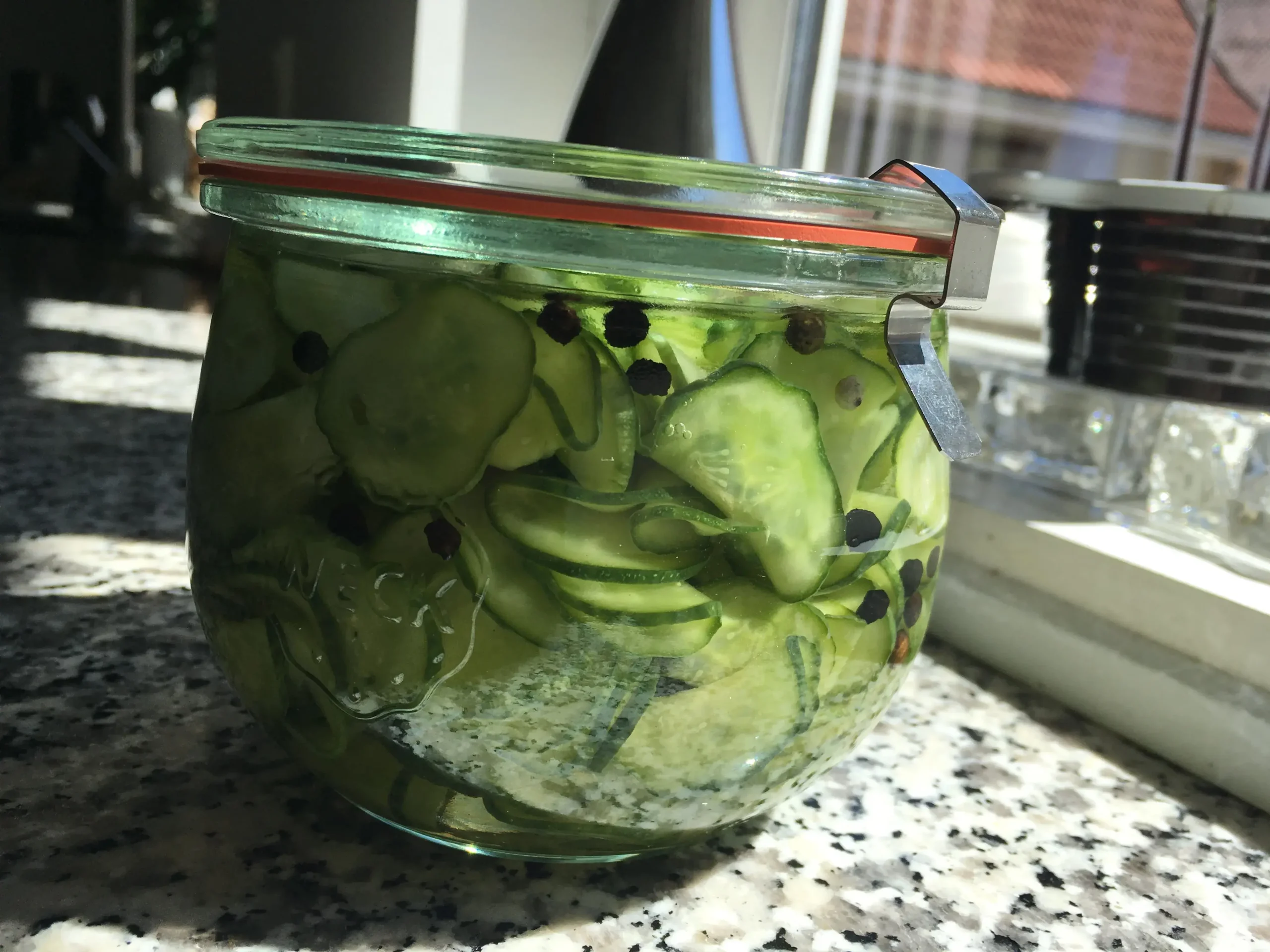 Glas med grønne skiver og krydderier