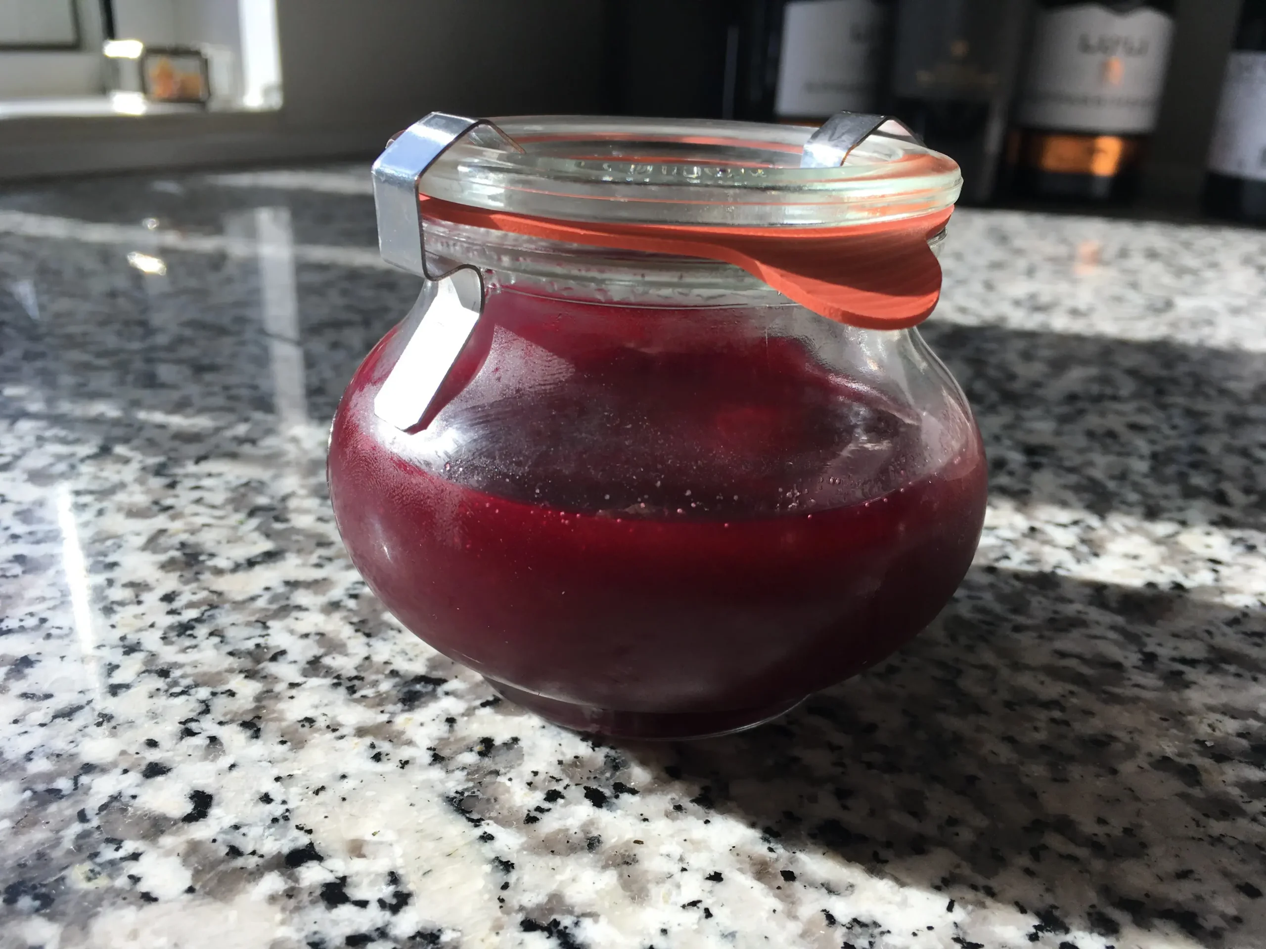 Glas med mørkerød marmelade