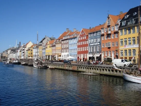 Farverige bygninger og både langs en kanal