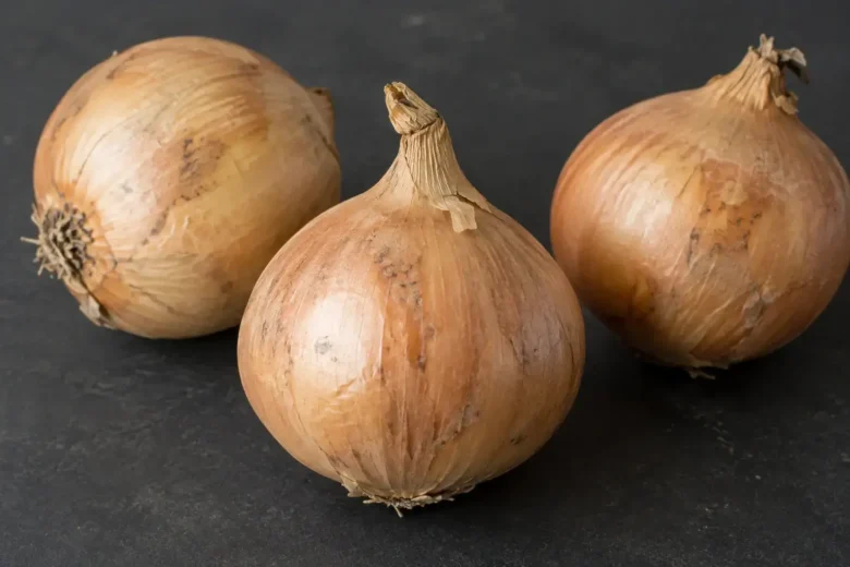 Spiseløg med tør hals og papiragtige yderlag.