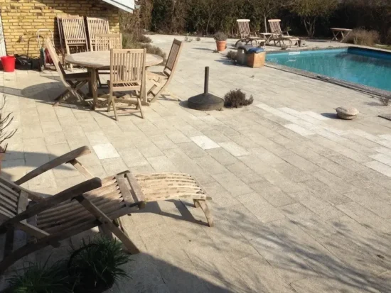 Fliseterrasse ved swimmingpool