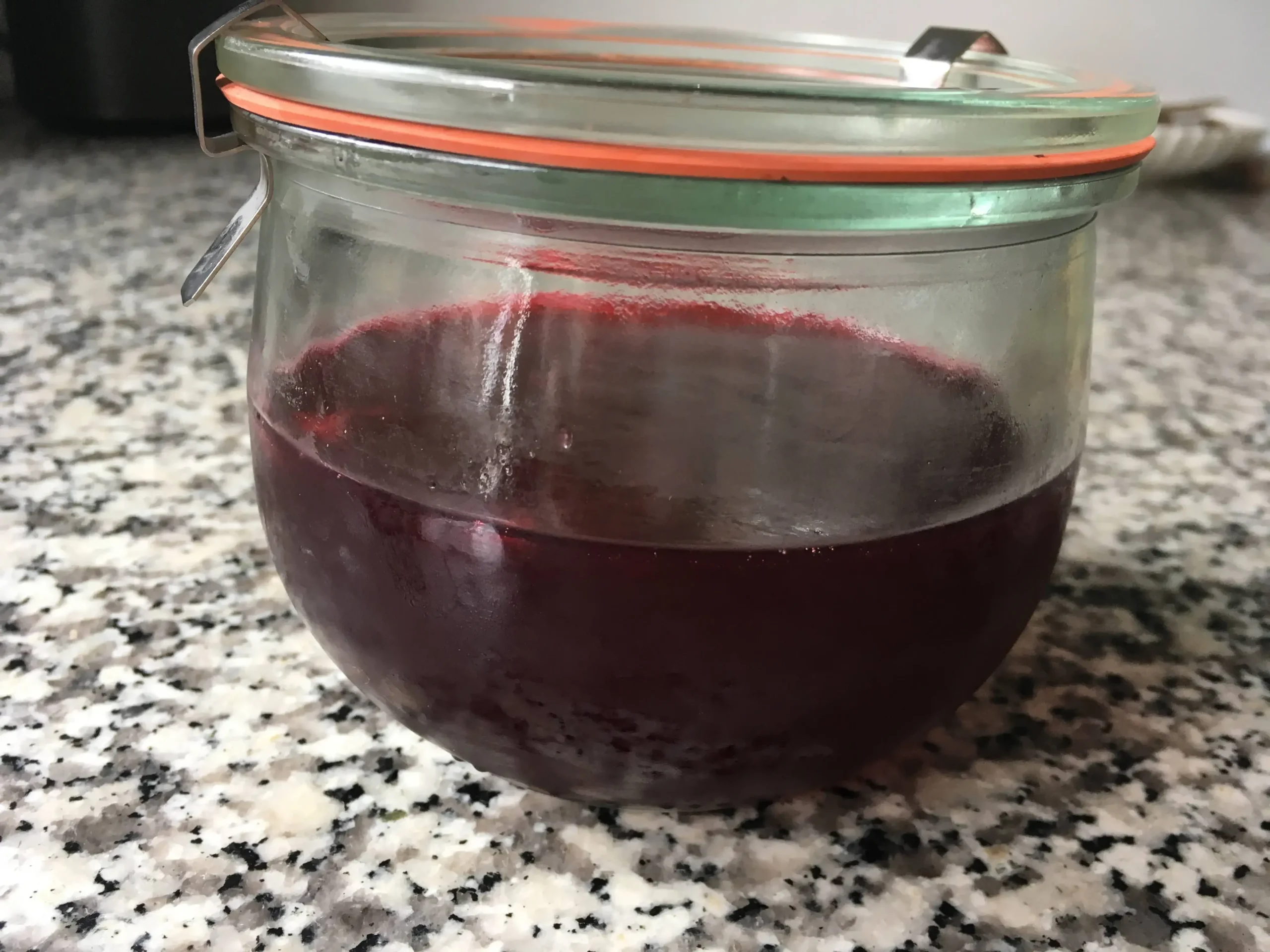 Glas med mørkerød gelé